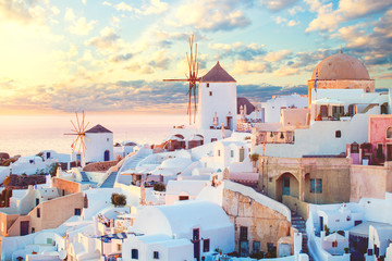 Keuken achterwand Romantische stijl Romantische dageraad boven Santorini  © millaf (Nemchinova)