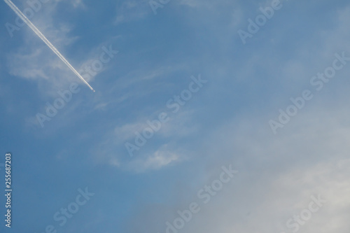 青い空と白い雲と飛行機雲