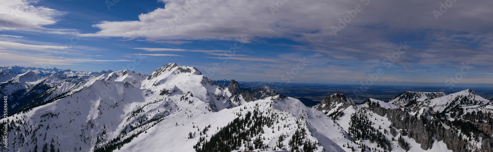 Winterpanorama Ammergauer Berge von der Hochplatte bis Schwarzenkopf