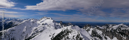 Winterpanorama Ammergauer Berge von der Hochplatte bis Schwarzenkopf © Gerhard