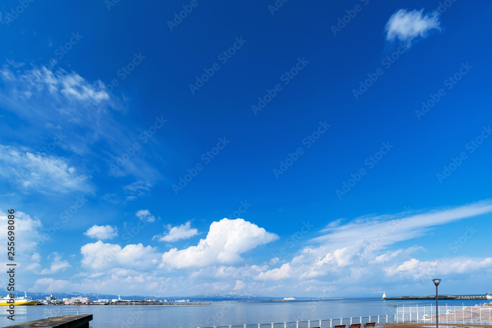 【青森県青森市】青森ベイエリア、快晴の青空の風景 【青森県青森市】青森ベイエリア、快晴の青空の風景