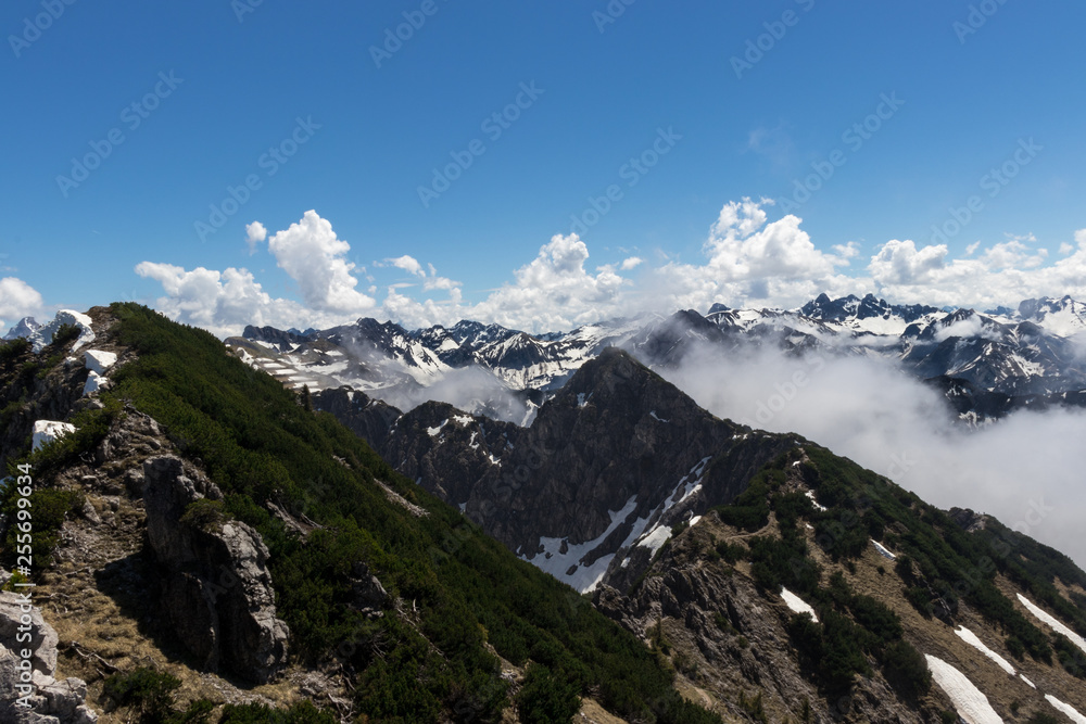 Blick über Berge und Täler in den Alpen