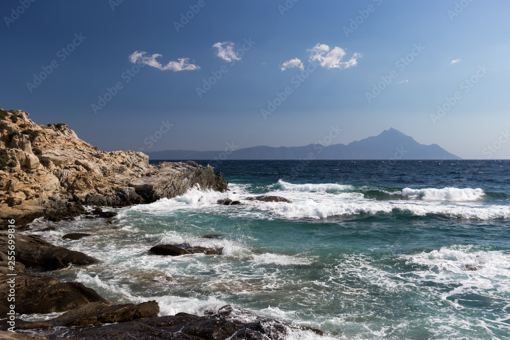 Felsige Küste in Griechenland mit Ausblick auf Athos