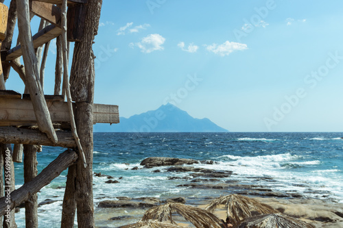 Ausblick vom Strand auf Meer und den Berg Athos
