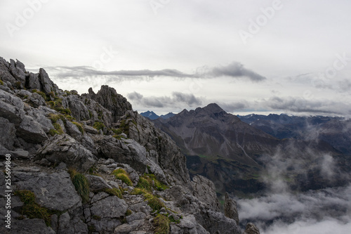 Felsiger Berggipfel mit Aussicht