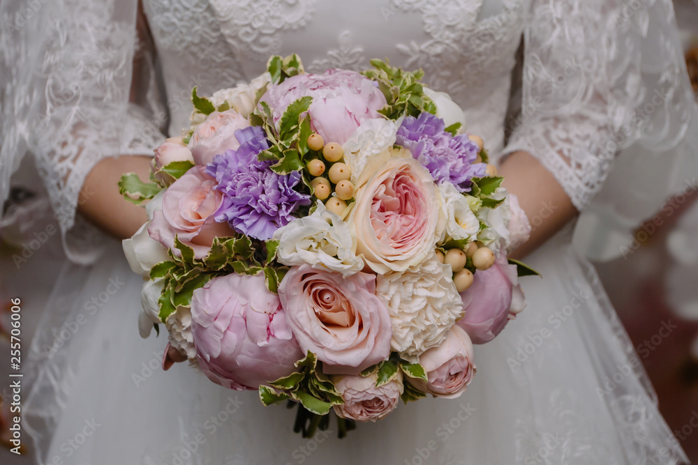 wedding bouquet in bride's hands, david austin wedding bouquet in bride's hands, david austin