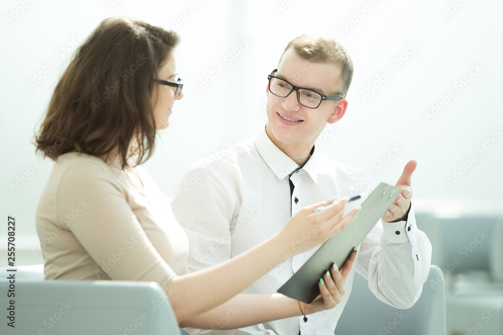 Obraz premium business partners discuss the terms of the contract.