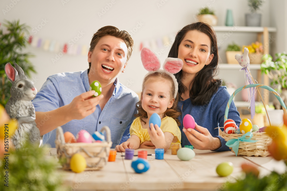Fototapeta premium Family preparing for Easter