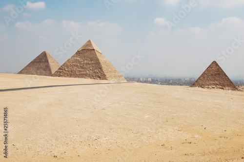 Egypte  Le caire  sur le plateau de Gizeh se dressent les trois plus grandes et c  l  bres pyramides d Egypte  Kh  ops  Kh  pren  Mykerinos.