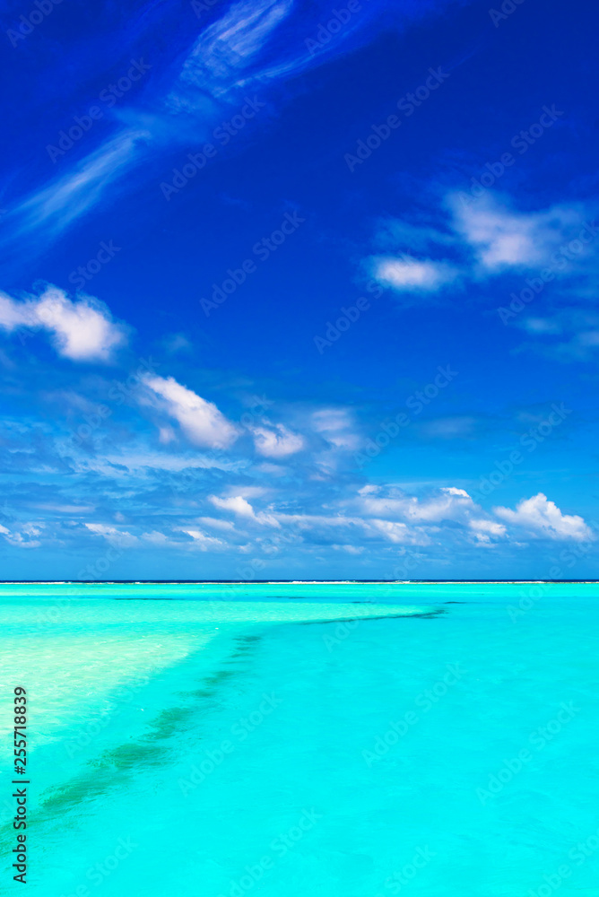 Obraz premium Sandbank with turquoise water and blue sky, Aitutaki island, Cook Islands, South Pacific. Copy space for text.