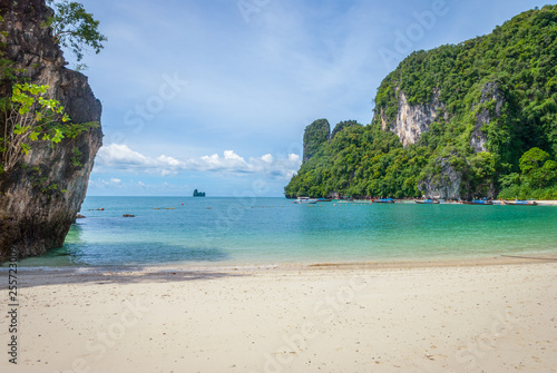 Turquoise bay on Thai island © dinozzaver