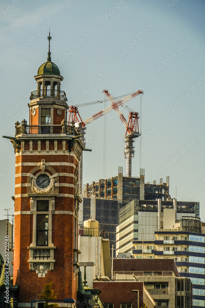 Obraz premium 横浜みなとみらいの街並みと高層マンションの建設風景