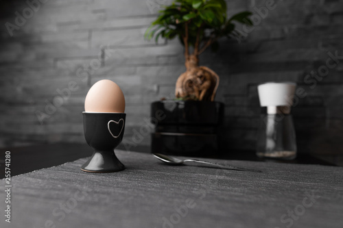 Frühstück mit Ei modern schwarz grau Steinwand