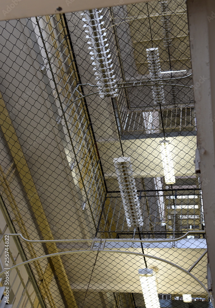 Treppenauge mit Gittern im Stasi-Knast von Bautzen I