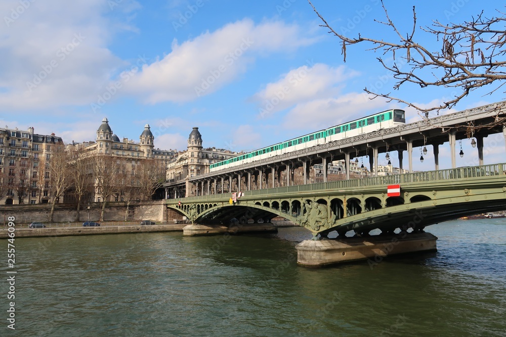 Paris, pont de Bir-Hakeim avec passage du métro aérien (France)