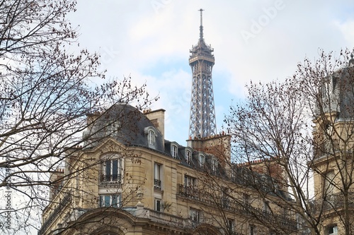 Paris, toit d'immeuble haussmannien et vue sur le sommet de la tour Eiffel (France)