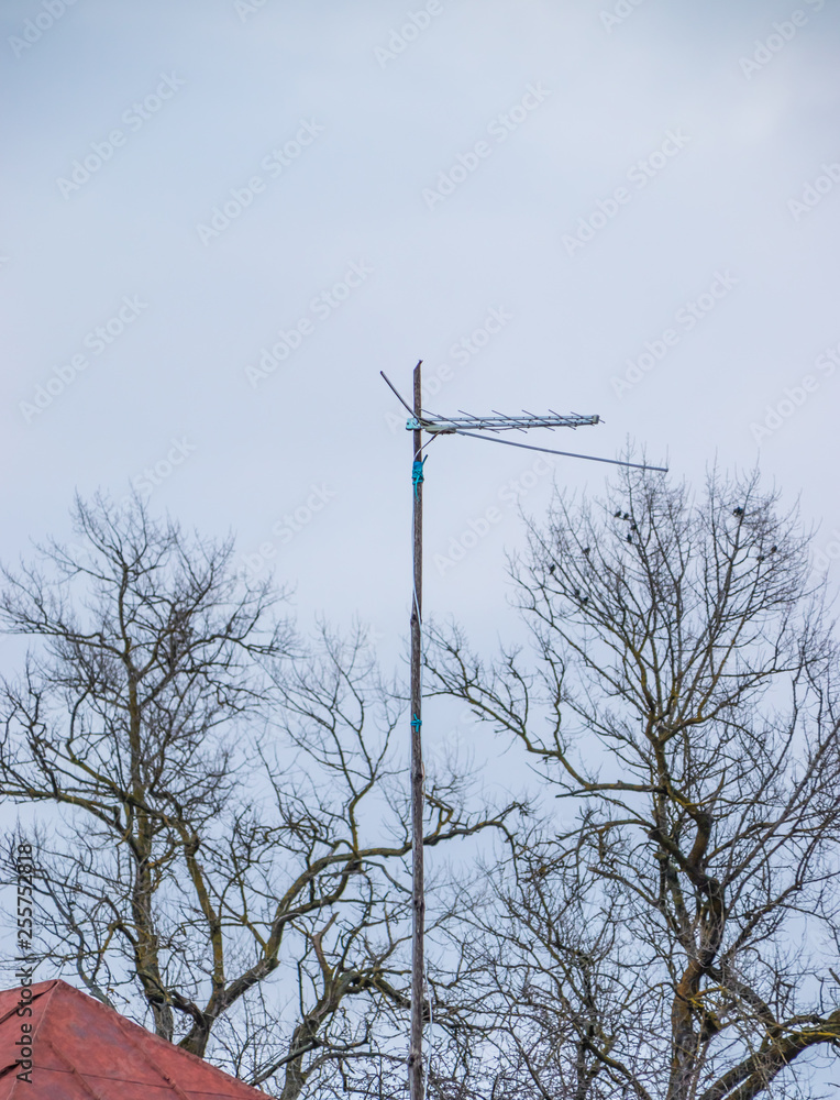 Antenna analog on the mast for receiving a radio signal Antenna analog on the mast for receiving a radio signal