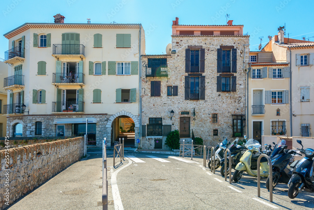 Obraz premium Premises built in old and new architecture along the promenade Amiral de Grasse in Antibes