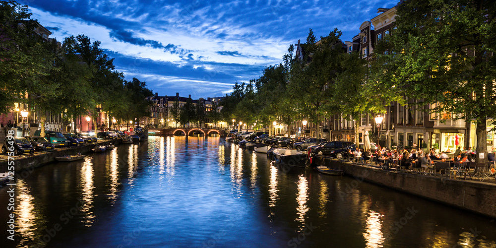 Amsterdam Gracht am Abend belebt