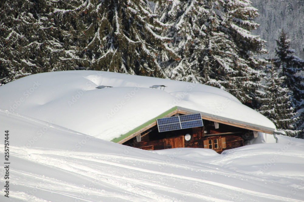 Tief ver(zuge)schneite Berghütte Tief ver(zuge)schneite Berghütte