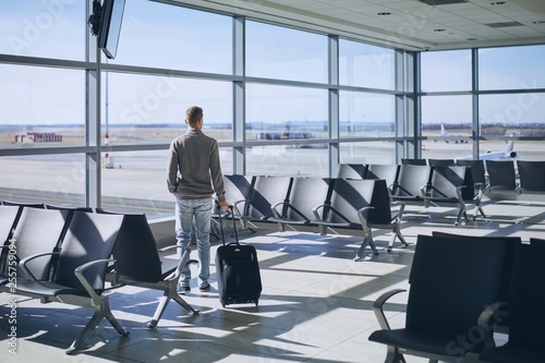 Fotografija Traveler in airport terminal