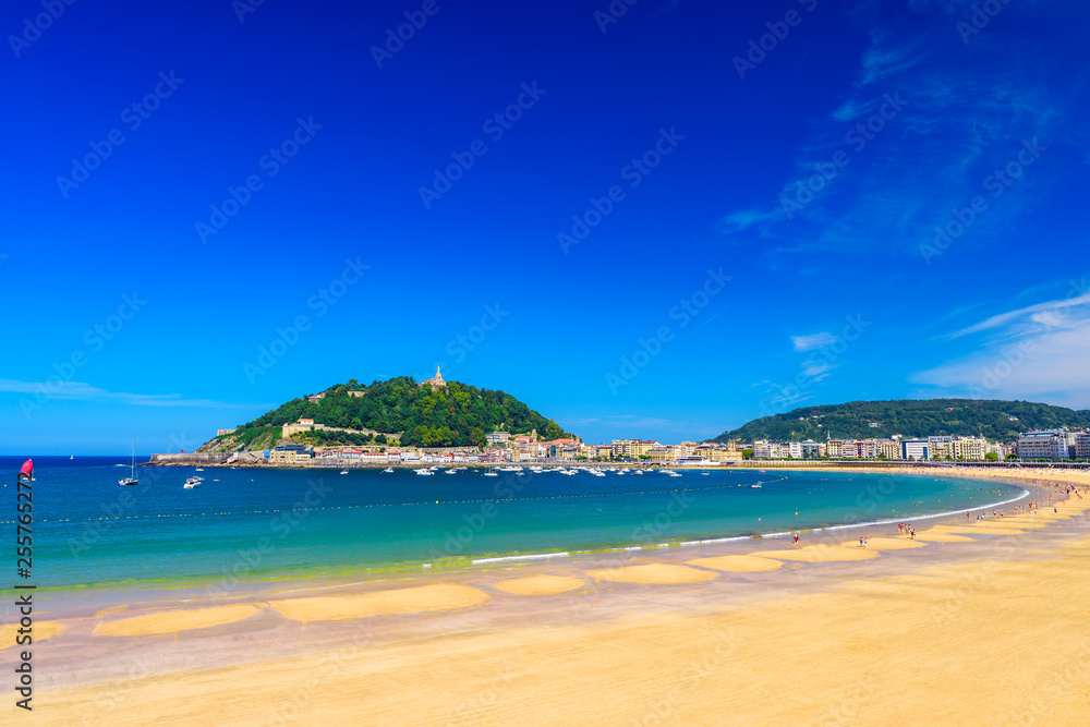 Naklejka premium Plaża La Concha w San Sebastian Donostia, Hiszpania. Najlepsza europejska plaża w słońcu