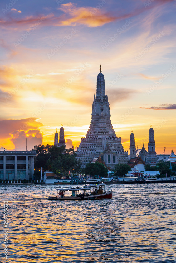 Naklejka premium Sunset silhouette of Wat Arun (Temple of Dawn) is the famous landmark landmark of Attractions's Popular tourists, in Chao Phraya river, bangkok Thailand