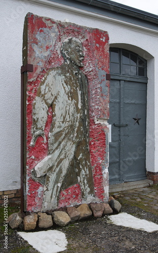 Verwittertes Relief von Lenin in Wünsdorf photo