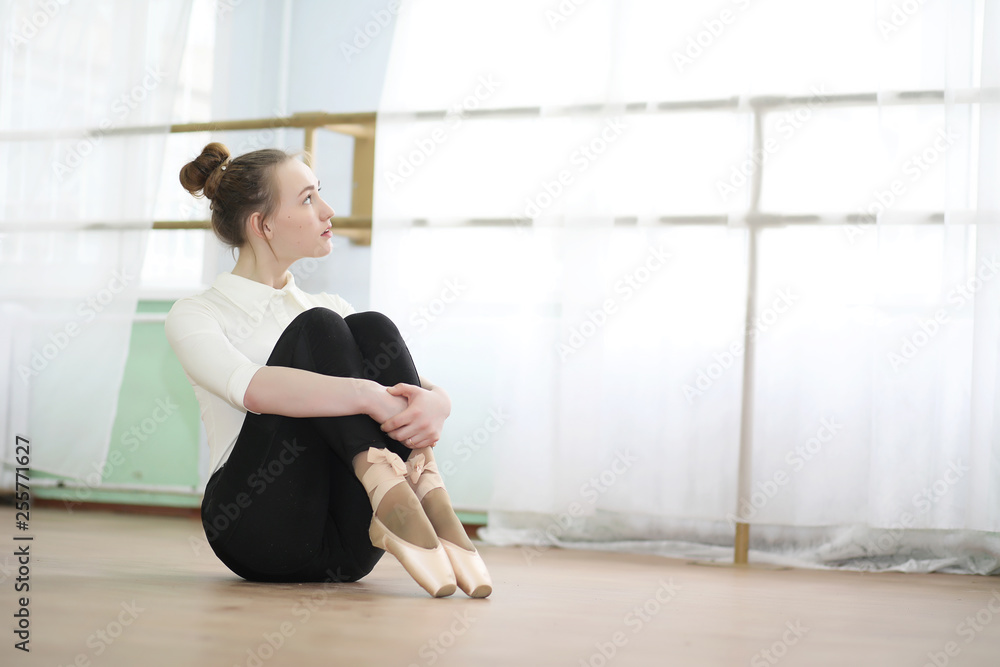Fototapeta premium Pretty girl ballet dancer practicing