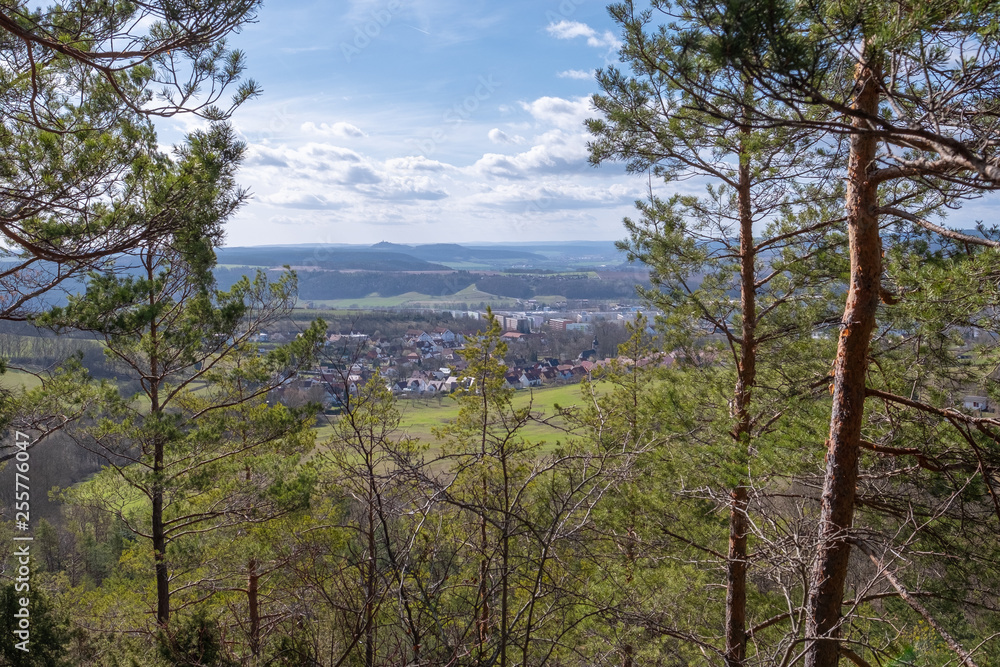 Obraz premium Blick von Kluges Oberweg über Drackendorf und Jena Lobeda Ost in Richtung Leuchtenburg