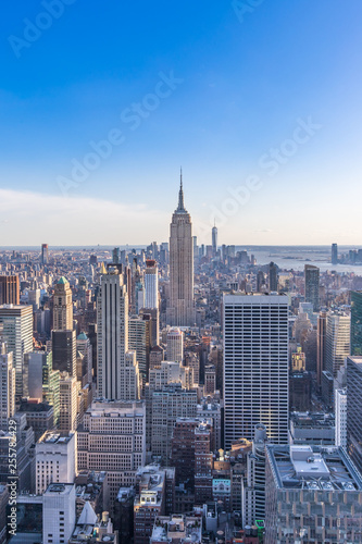 Photo New York City Skyline in Manhattan downtown with Empire State Building and skysc
