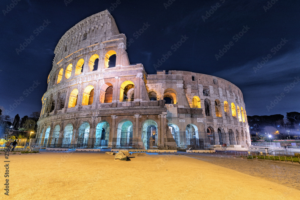 il colosseo in notturna