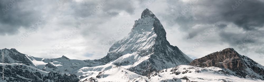 Naklejka panoramiczny widok na majestatyczną górę Matterhorn, Valais, Szwajcaria