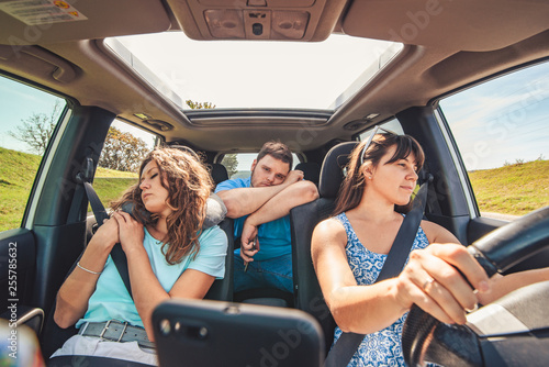 Foto boring people in car. long road trip