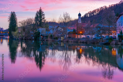 Loisachufer in Wolfratshausen im Abendrot