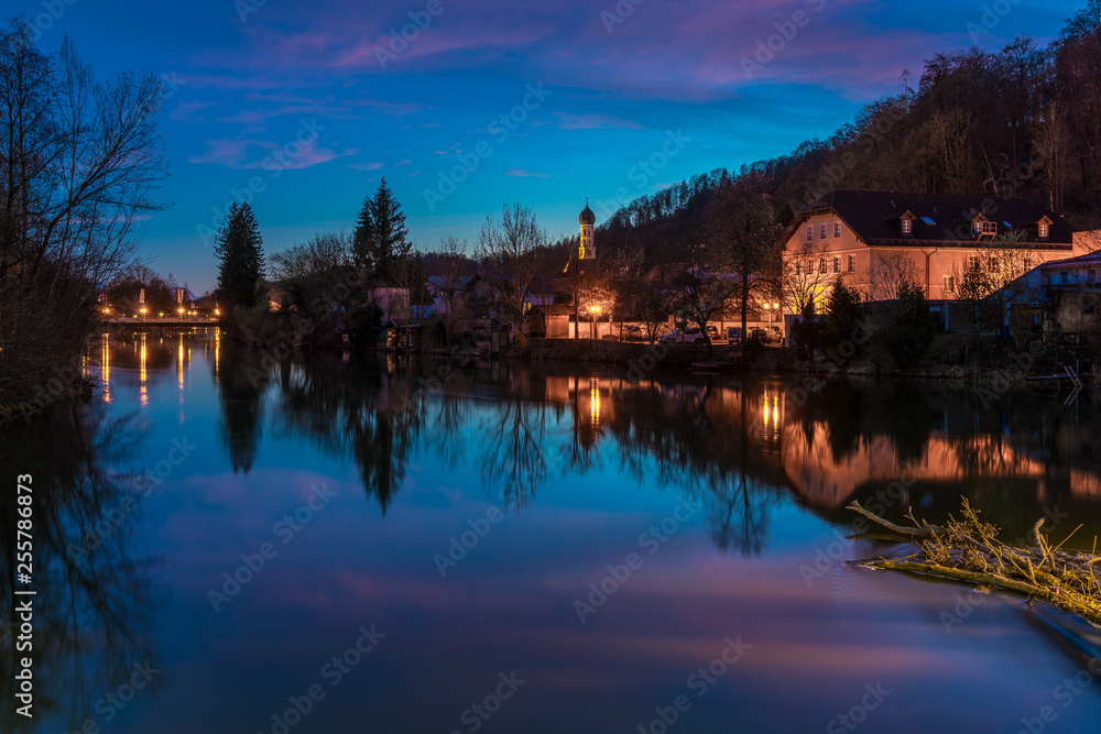 Obraz premium Wolfratshausen in Oberbayern bei Nacht