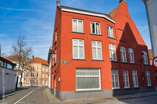 Obraz na płótnie BRUGES, BELGIUM - FEBRUARY 17, 2019: red brick house on a street in the city w salonie