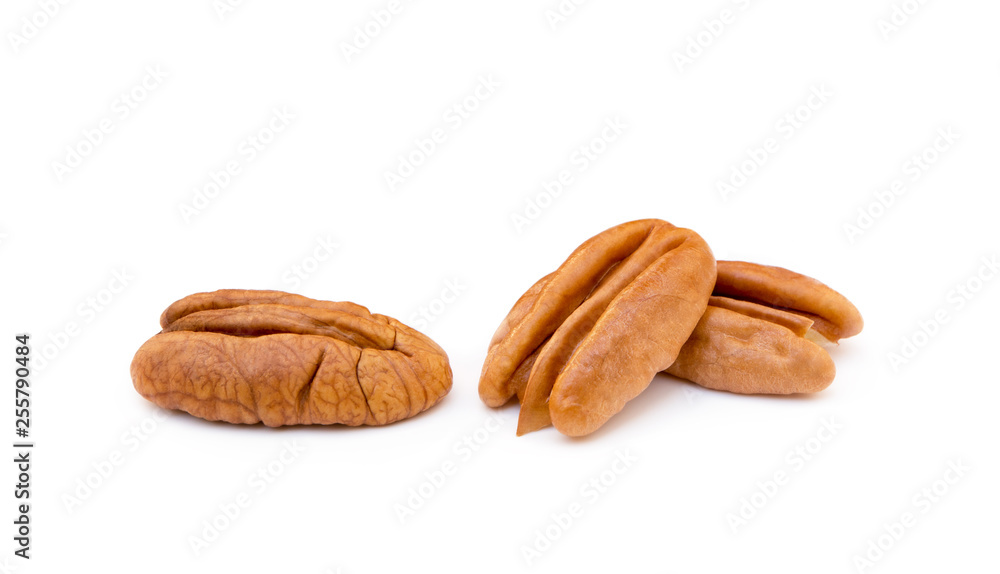 Obraz premium Fresh pecan nuts isolated on a white background
