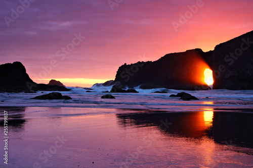 Photographie Beautiful sunset through sea arches at a beach in Olympic National Park, Washing