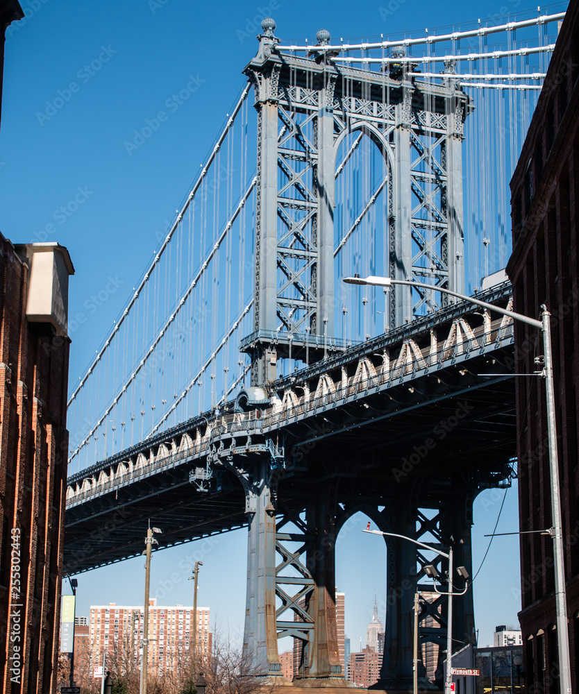 Fototapeta premium Most na Manhattanie widziany z drogi w słoneczny zimowy dzień. Nowy Jork, USA
