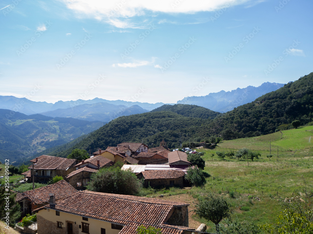 Paisaje verde rural, con casas de pueblo típicas vistas desde el mirador de Piedras Luengas en Asturias, verano de 2018
