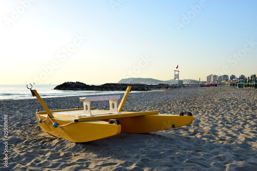 Gelbes Rettungsboot auf einem Sandstrand am Morgen an der adriatischen Küste