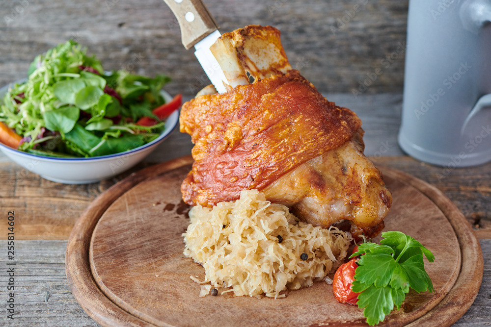 Schweinehaxe Schweinshaxe Oktoberfest Biergarten German Wirtshaus Essen Haxe mit Sauerkraut und