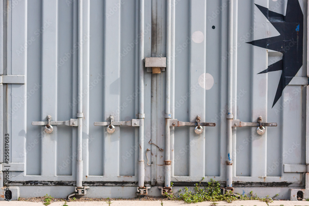 Mit schweren Schlössern gesicherter Container Mit schweren Schlössern gesicherter Container