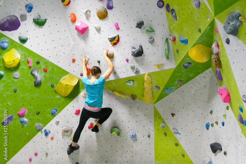Bild auf Leinwand Klettern bouldern in Kletterhalle