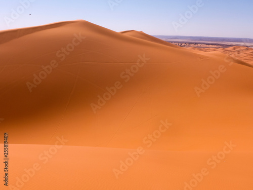Die Wüste Sahara von seiner schönsten Seite. Faszinierend Wüstenlandschaft im Süden von Marokko © Edda Dupree