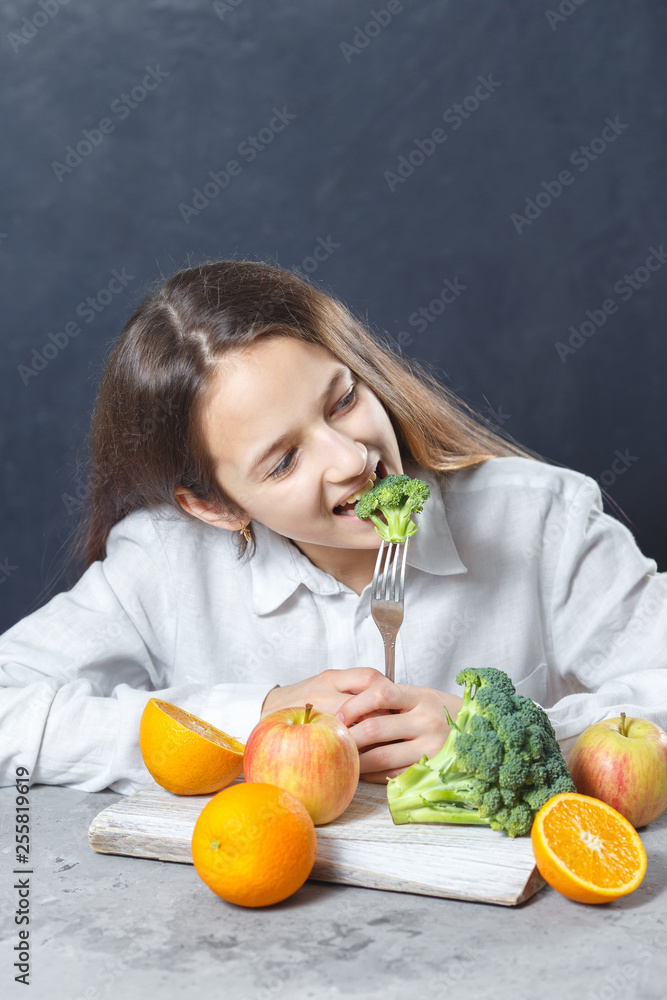 Obraz premium a girl with an apple having fun