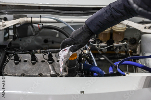 Automaster unscrews the oil plug