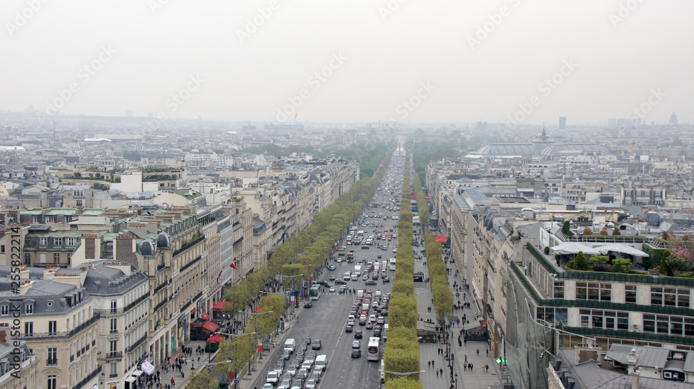 viel befahrene Strasse historische Stadt von oben Champs Elysee Paris Frankreich Europa