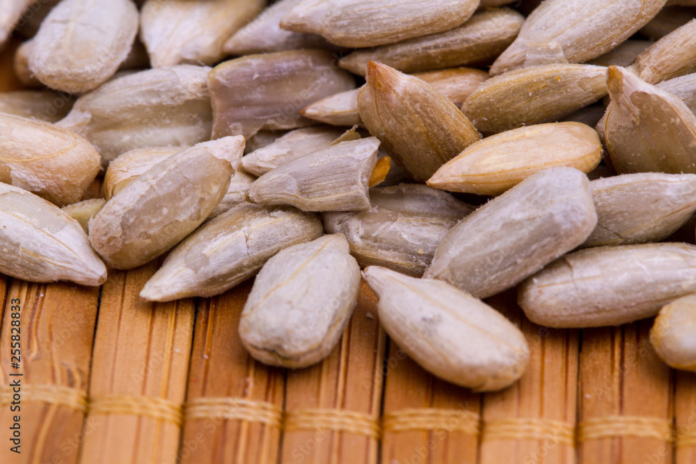 Obraz premium peanuts in shell